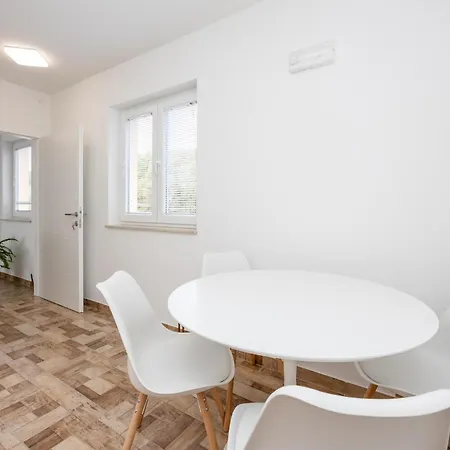 Apartment Beautiful In With Harbor View Donji Vinjani
