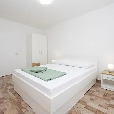 1 Bedroom Lovely In * Donji Vinjani