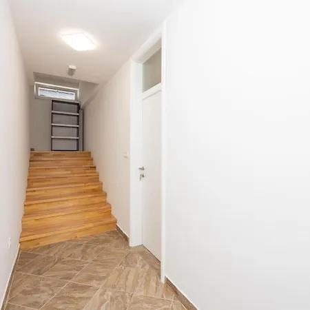 1 Bedroom Lovely In * Donji Vinjani