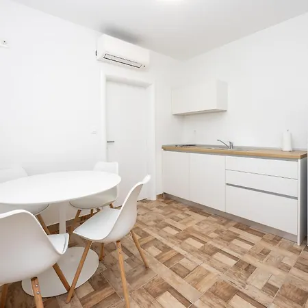 1 Bedroom Lovely In * Donji Vinjani