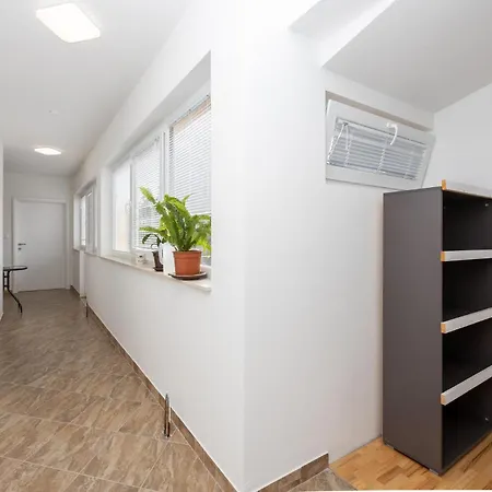 1 Bedroom Lovely In Donji Vinjani