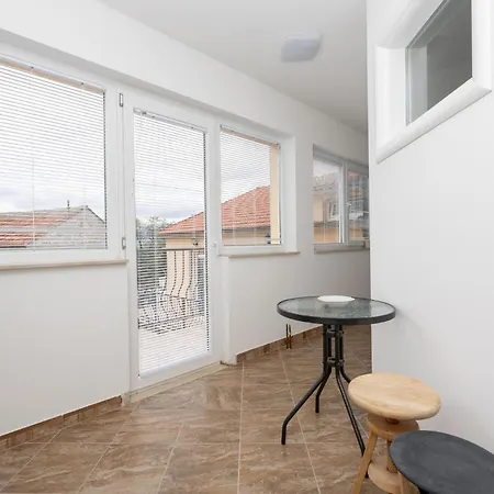 1 Bedroom Lovely In * Donji Vinjani